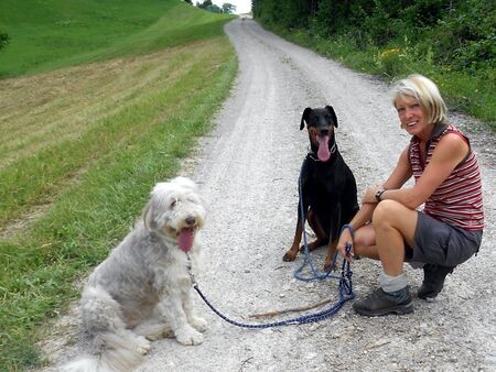 Weg auf die Ebenweg: Frau Hlatky mit Hunden