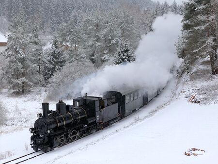 Waldviertelbahn mit Dampflok im Winter