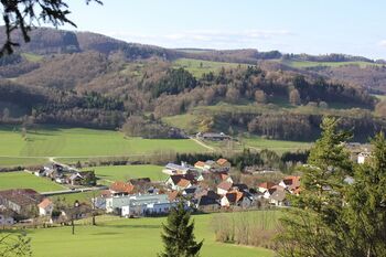 Blick oberhalb Andaskirch zu Kardinal König Haus - hinten