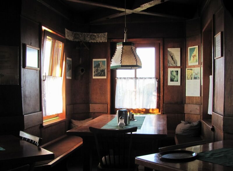 Datei:EST gemütliche Hütte Morgen.jpg
