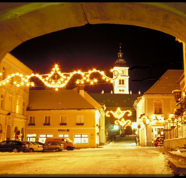 Datei:SG Weihnachtsbeleuchtung Lilienfeld .jpg