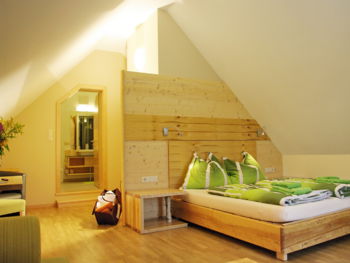 Birken-Zimmer vom Balkon aus Richtung Bad