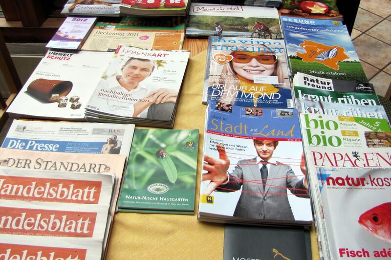 Datei:SH Zeitungstisch.jpg