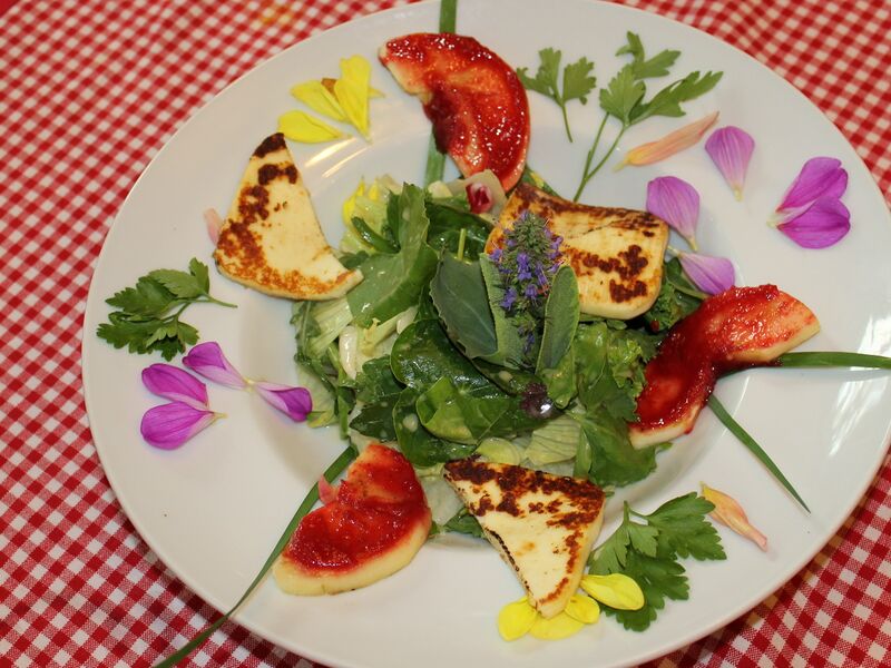 Datei:SK Wildkräuter Grillkäse Dirndlapfel.jpg