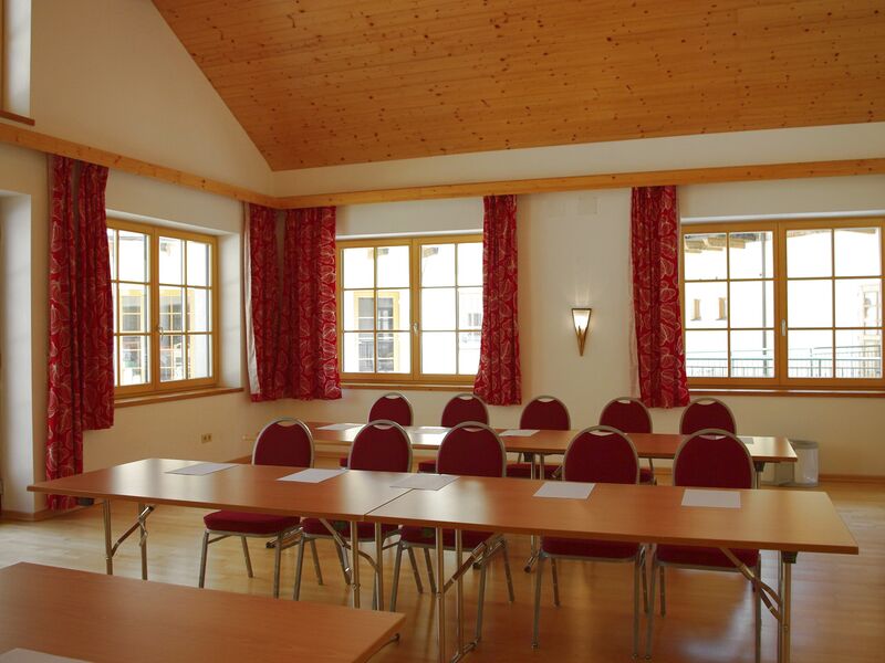 Datei:SD SR Raum der Stille Reihen.jpg