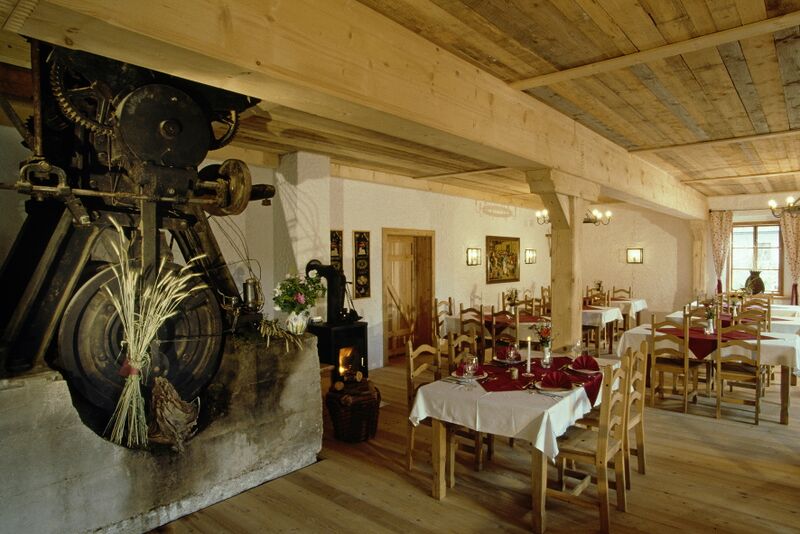 Datei:SD Dorfwirtshaus Horv red.jpg