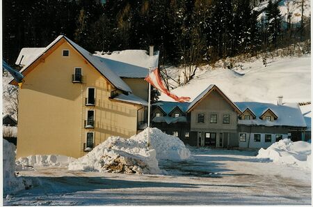 Links Dorfhotel - rechts Empfang