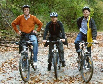 Bild:Mountainbiker im Steinschaler Dörfl.jpg