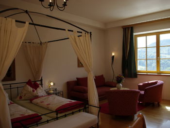 Zimmer 2006 Blick richtung Fenster.jpg