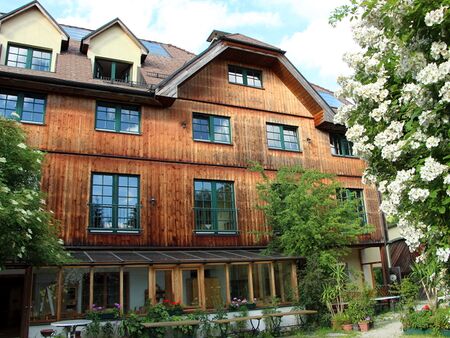 Markant die Holzfassade des Hotels