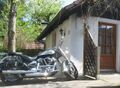 Motorrad bei Gartenhaus.jpg