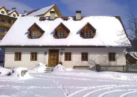 Herrenhaus (400 Jahre alt) am Dorfplatz im Winter