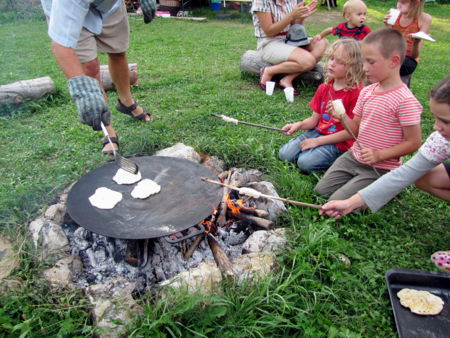 Kinder mit Steckerlbrot und Feuerflecken.jpg